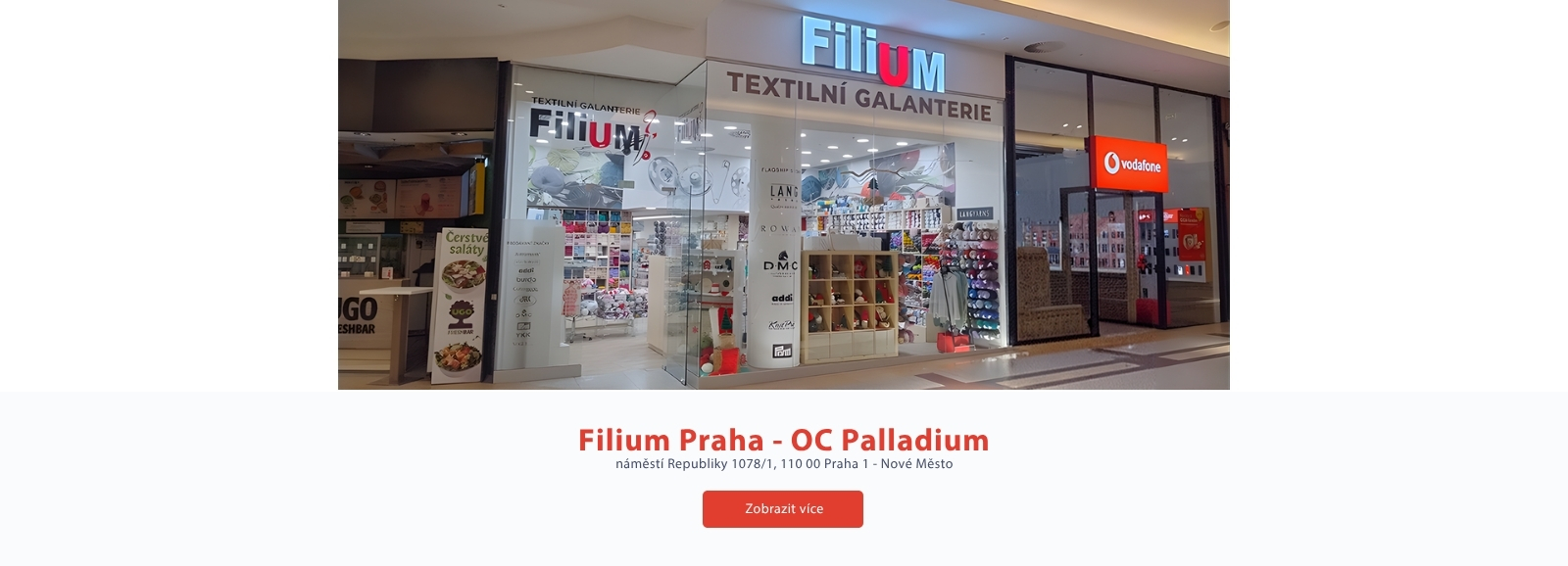 Pohled na výlohu moderní prodejny textilní galanterie Filium v OC Palladium, kde jsou v regálech vyskládány stovky pletacích přízí.